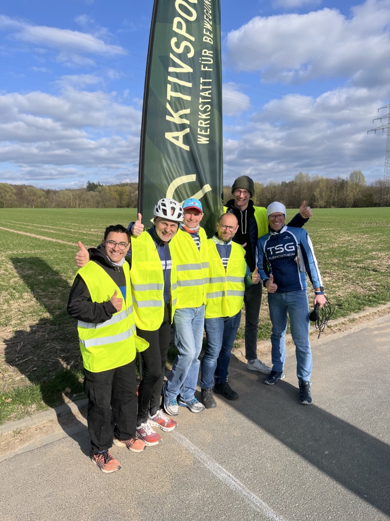 Gruppe von Menschen in gelben Warnwesten