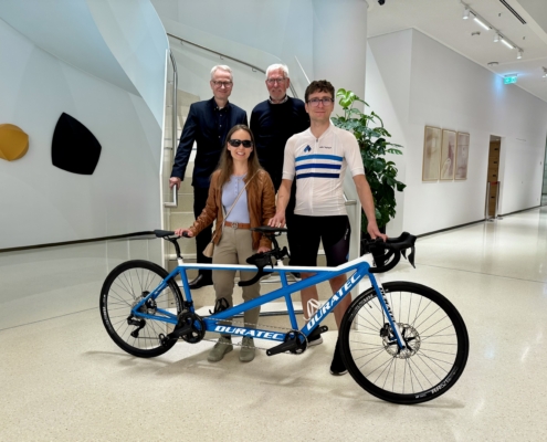 Gruppe mit Tandem in hellem Raum