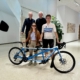 Gruppe mit Tandem in hellem Raum