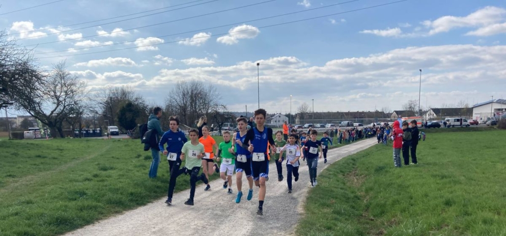 Kinder rennen auf Feldweg