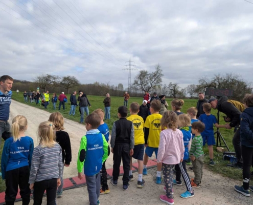 Kinder am Start eines Rennens