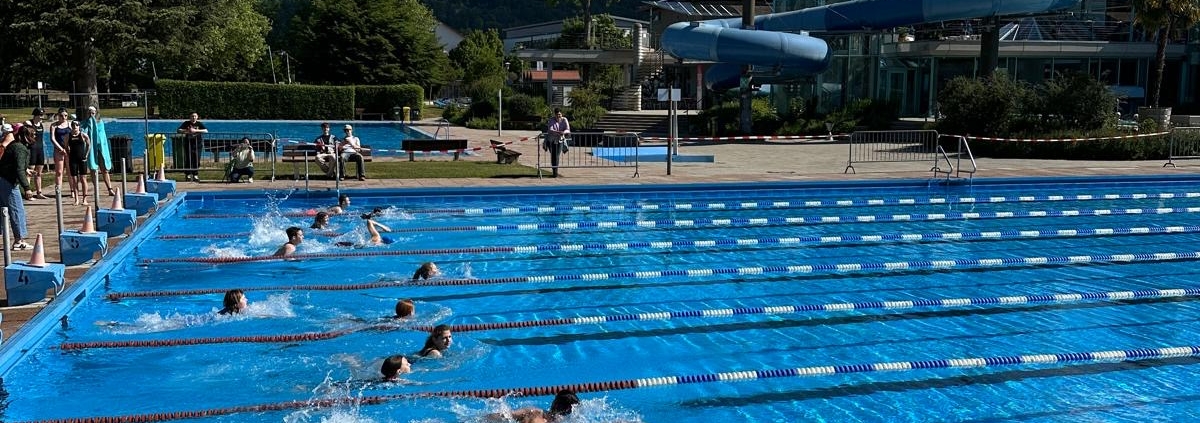 Blick in ein Freibad mit Kindern