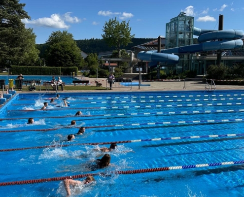 Blick in ein Freibad mit Kindern
