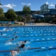 Blick in ein Freibad mit Kindern