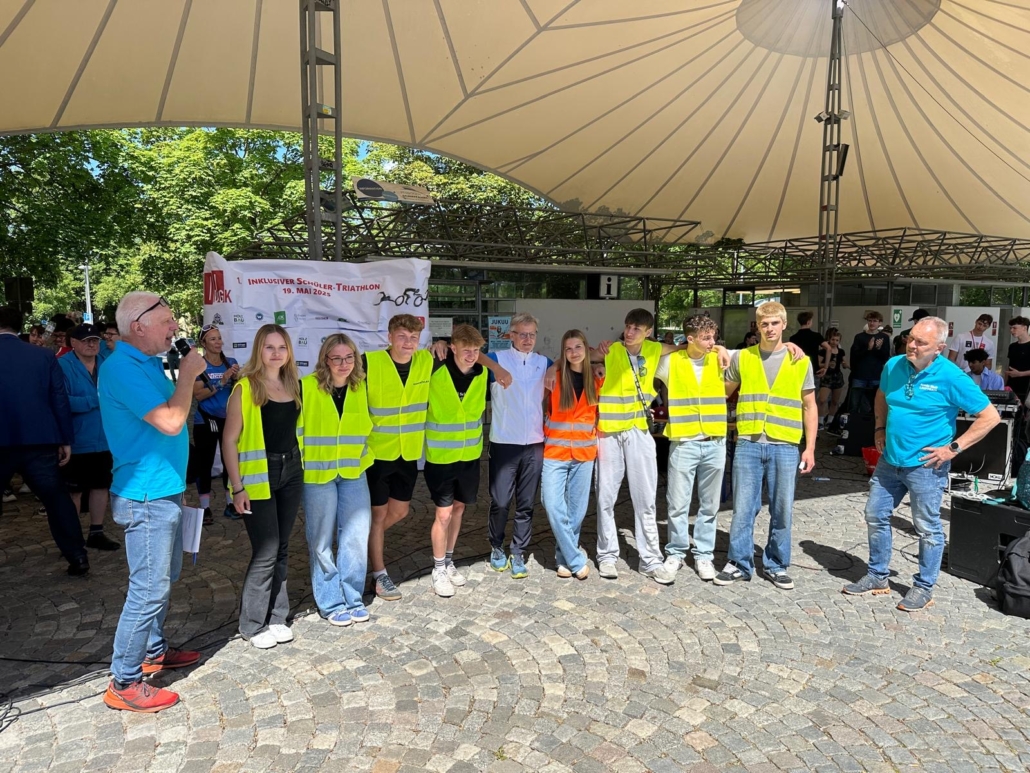 Gruppe von Menschen unter Zeltdach