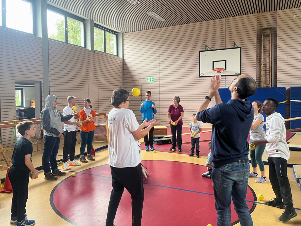 Menschen in Turnhalle beim Sport