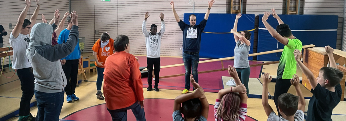 Menschen in Turnhalle beim Sport