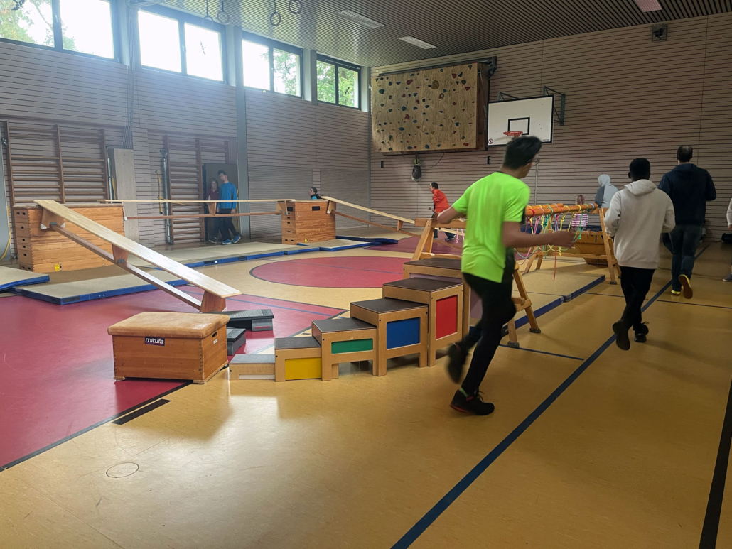 Menschen in Turnhalle beim Sport