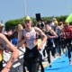 Sportler rennt neben anderen Sportlern