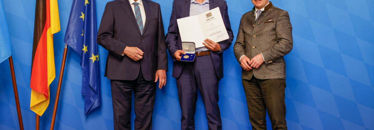 Drei Männer vor blauer Wand