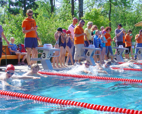 Schwimmbecken mit Menschen