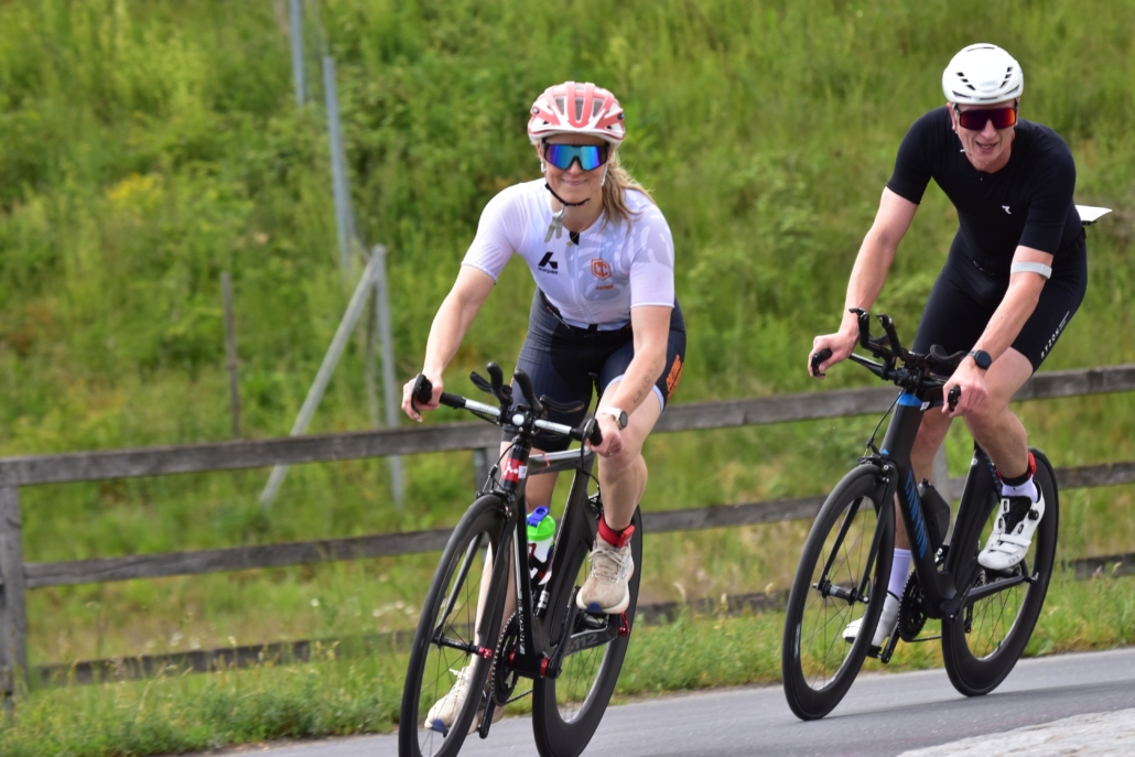 Frau und Mann auf Rad vor grünem Hintergrund