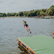 Sprung vom Steg ins Wasser beim tadtwerke Schüler und Jugendtriathlon Hof