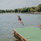 Sprung vom Steg ins Wasser beim tadtwerke Schüler und Jugendtriathlon Hof