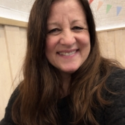 Frau mit langen Haaren lächelt