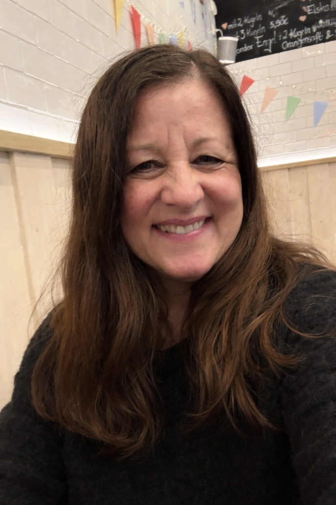 Frau mit langen Haaren lächelt