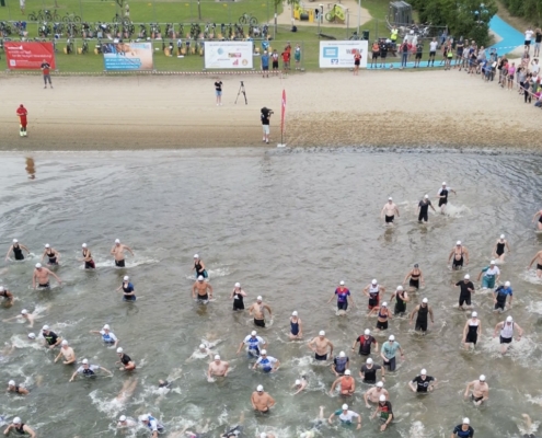 Schwimmer in einem See von oben