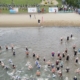 Schwimmer in einem See von oben