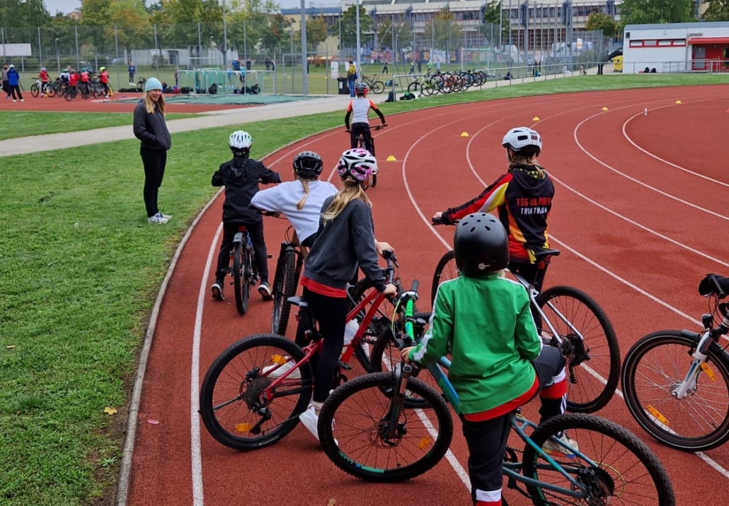 Kinder mit dem Mountainbike