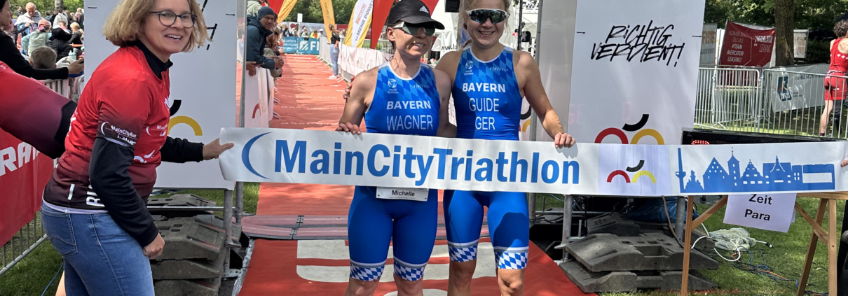 Zwei Frauen in blauem Anzug im Ziel