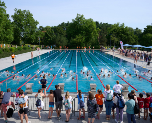 Blick auf Freibad mit Wettkampf