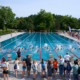 Blick auf Freibad mit Wettkampf