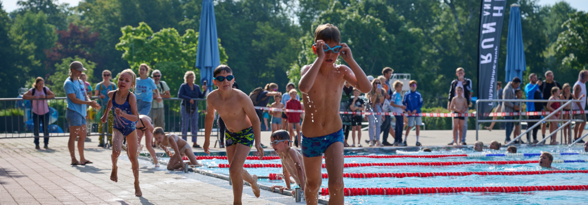 Kinder Rennen entlang Schwimmbecken