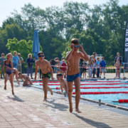 Kinder Rennen entlang Schwimmbecken