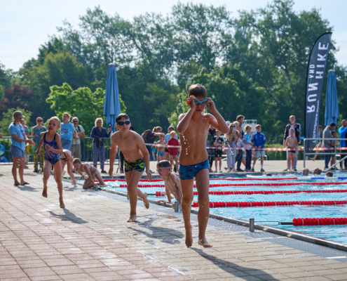 Kinder Rennen entlang Schwimmbecken