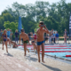 Kinder Rennen entlang Schwimmbecken