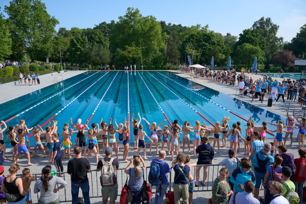 Blick in Freibad mit vielen Menschen