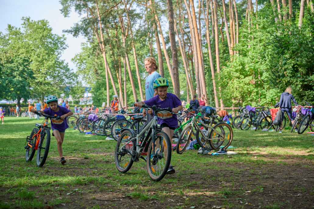 Kind schiebt Fahrrad