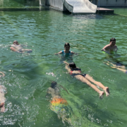 Kinder im Wasser beim Schwimmen