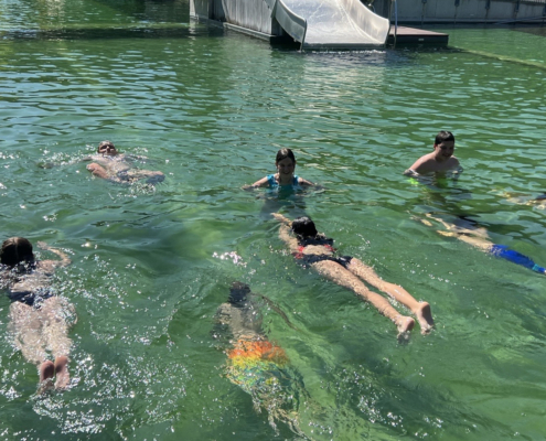 Kinder im Wasser beim Schwimmen