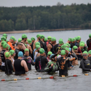 Vor dem Schwimmstart beim Seenland Triathlon