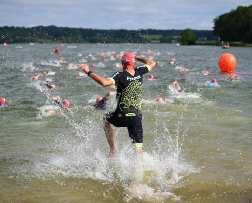 Sportler rennt ins Wasser