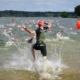 Sportler rennt ins Wasser