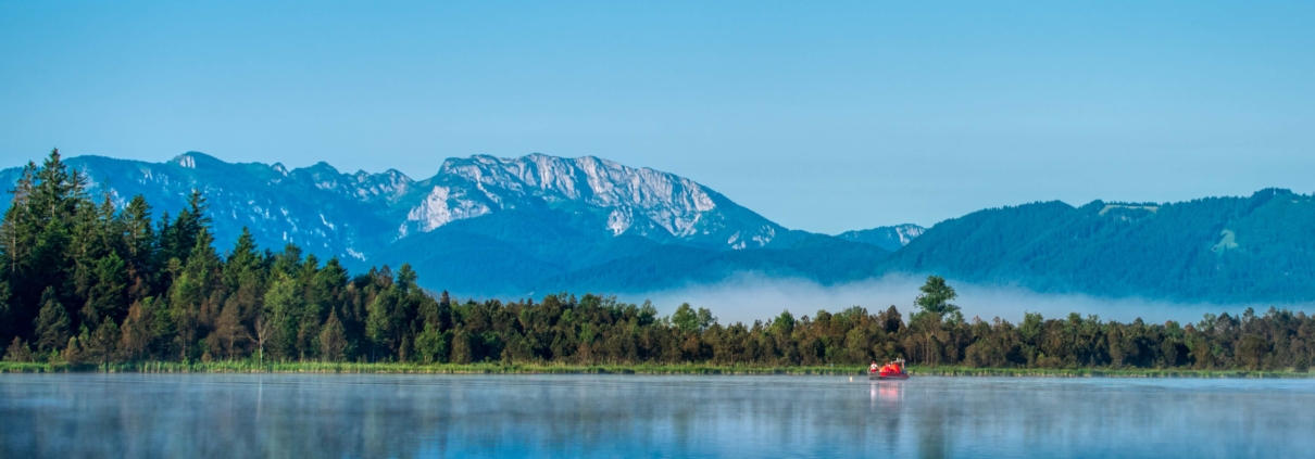 Blick auf See mit Alpenpanorama