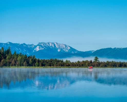 Blick auf See mit Alpenpanorama
