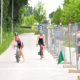 zwei junge Triathletinnen beim Absteigen vom Rad