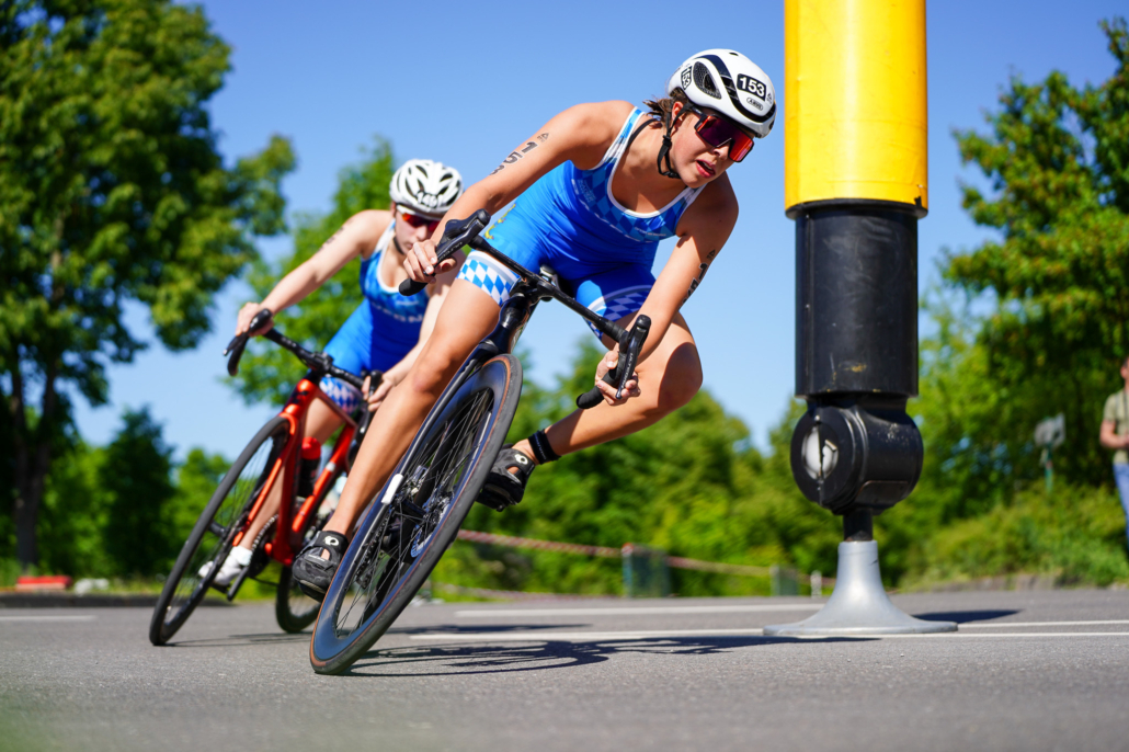Athletin auf Fahrrad fährt um Wende