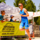 Sportler in blauem Anzug läuft