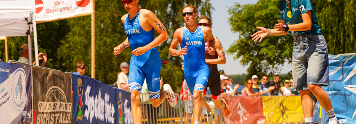 Sportler laufen in Rennen
