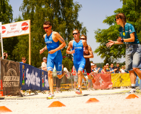 Sportler laufen in Rennen