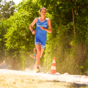 Junge Läuferin in Bayern-Wettkampfanzug