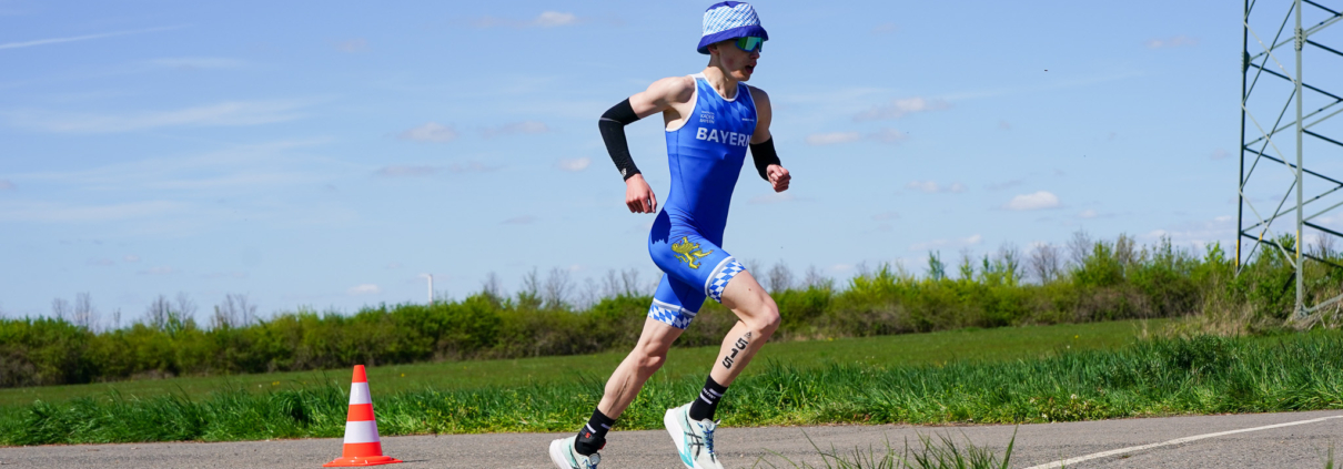 Junger Sportler in Blauem Rennanzug rennt