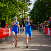 Zwei sportlerinnen in blauem dress rennen