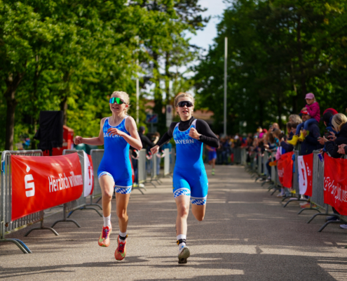 Zwei sportlerinnen in blauem dress rennen