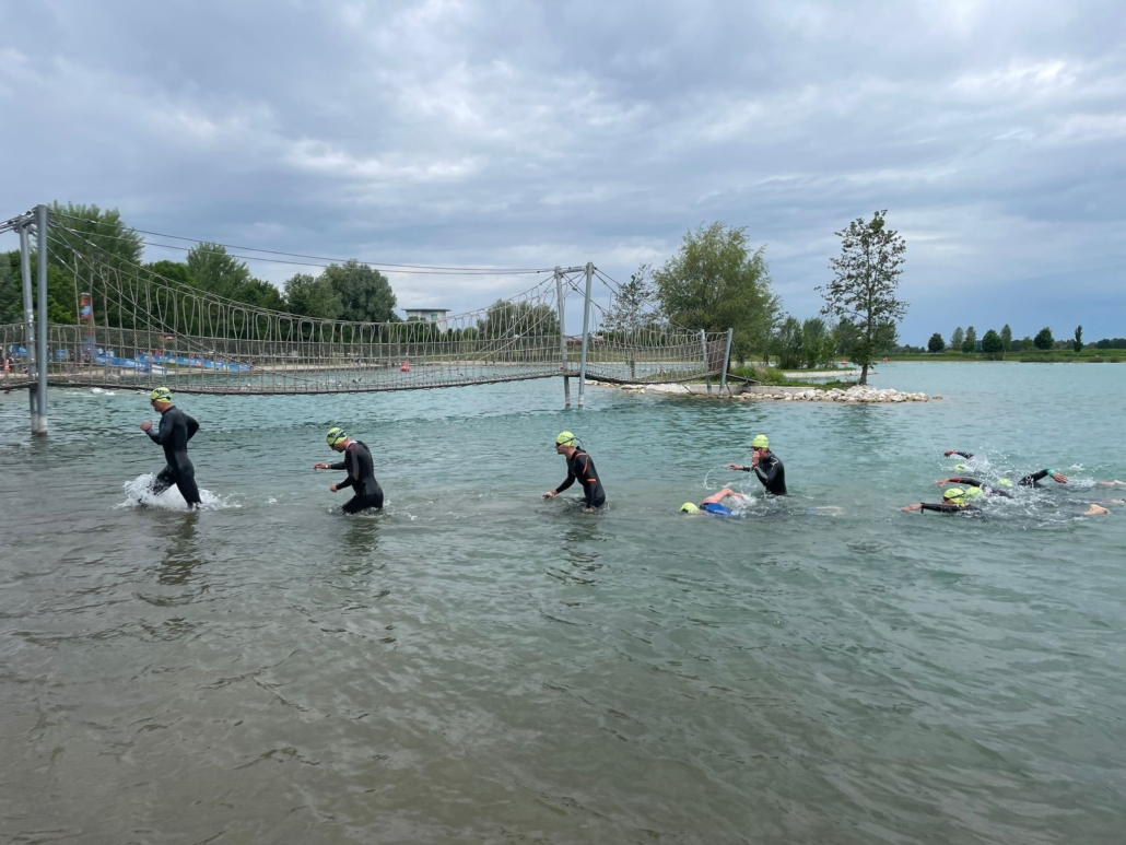 Schwimmer kommen aus einem See