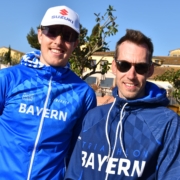 Zwei Männer in "Bayern" Jacken